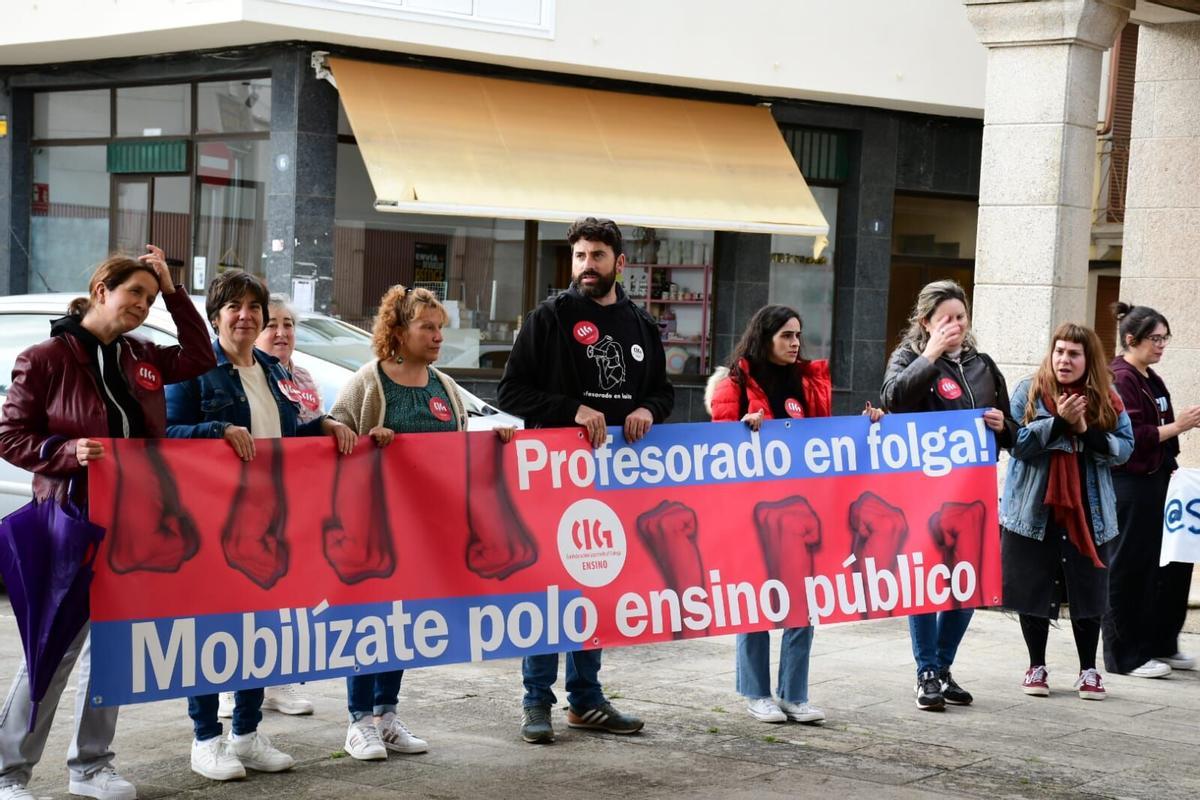 Asistentes a la movilización en Vila de Cruces.