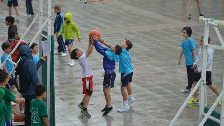 Escolares jugando antes de la suspensión del 3x3. // Gustavo Santos