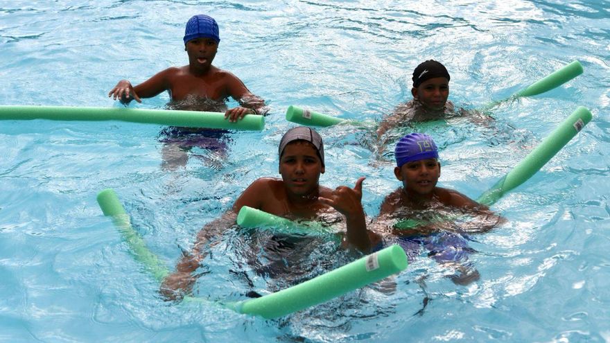 Niños saharauis en la piscina de
Rodeiro. | Bernabé/Ángel Abeledo