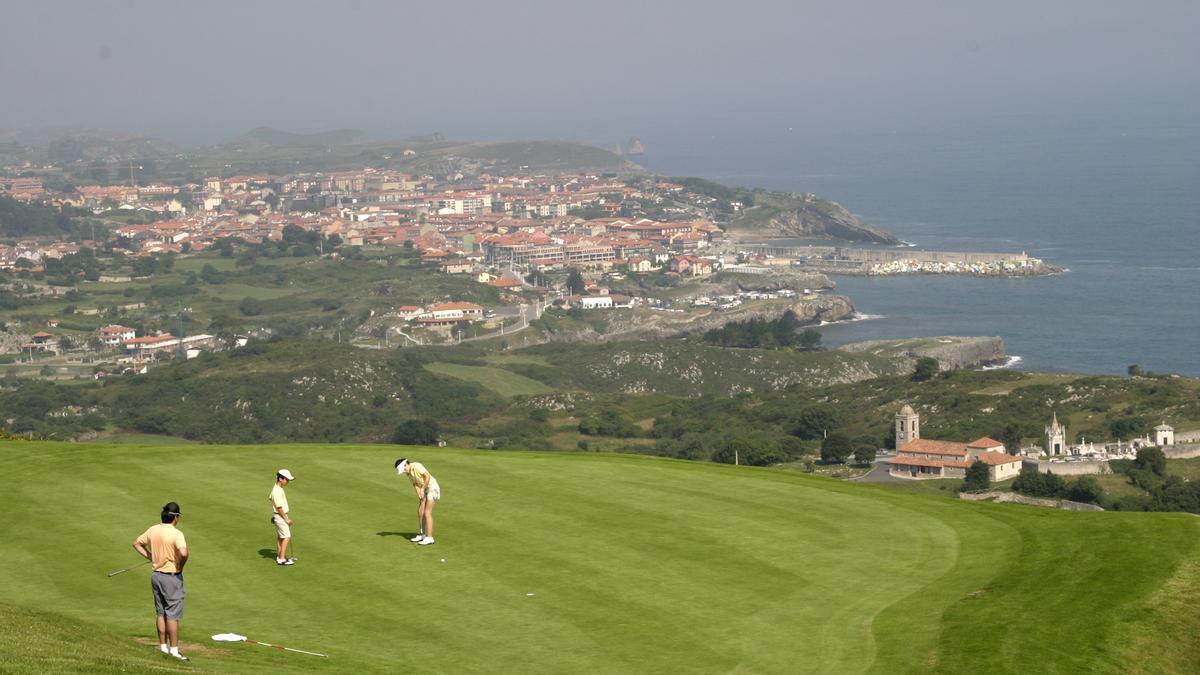 Jugadores en el campo de golf de Llanes