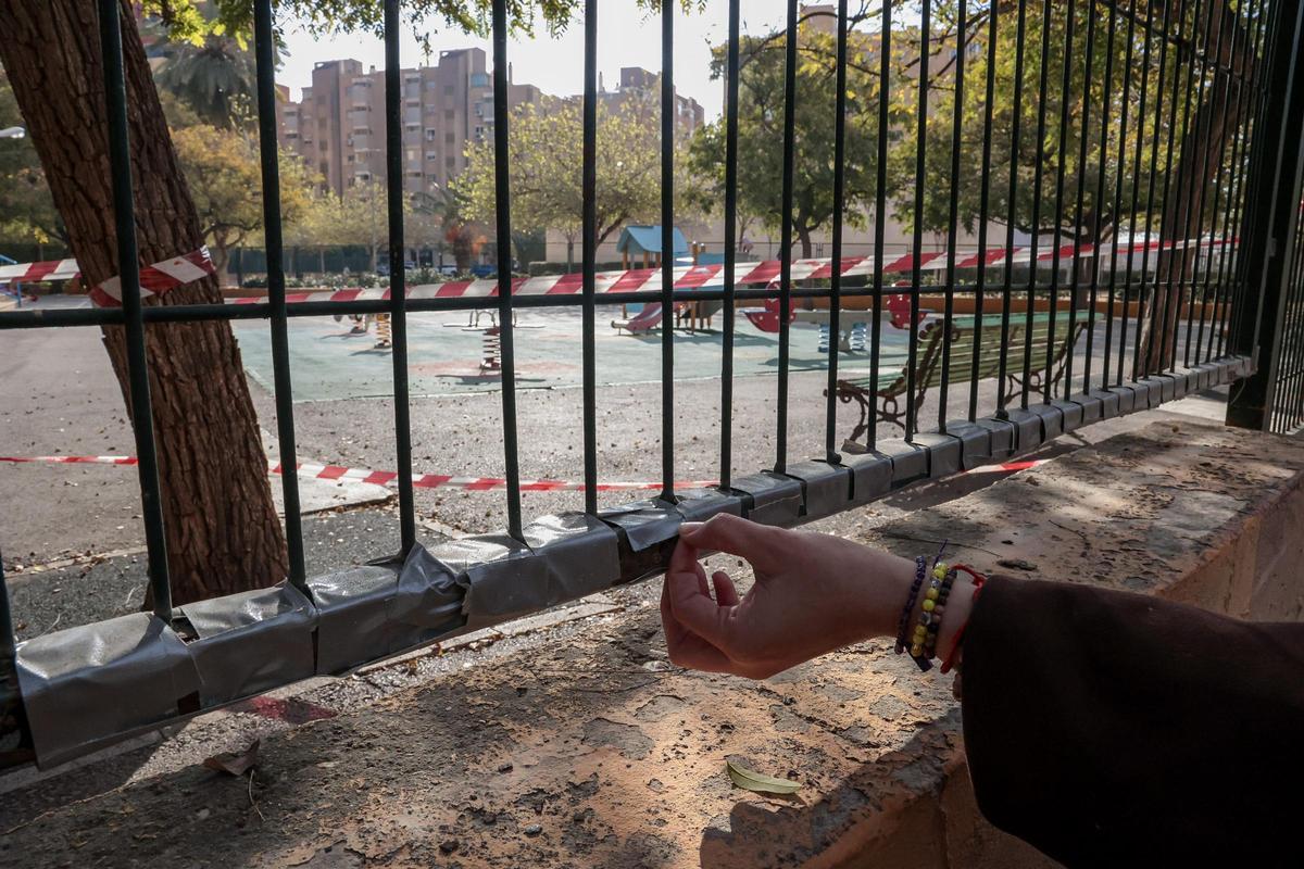 El estado del vallado del colegio Santo Domingo, desde hace dos semanas
