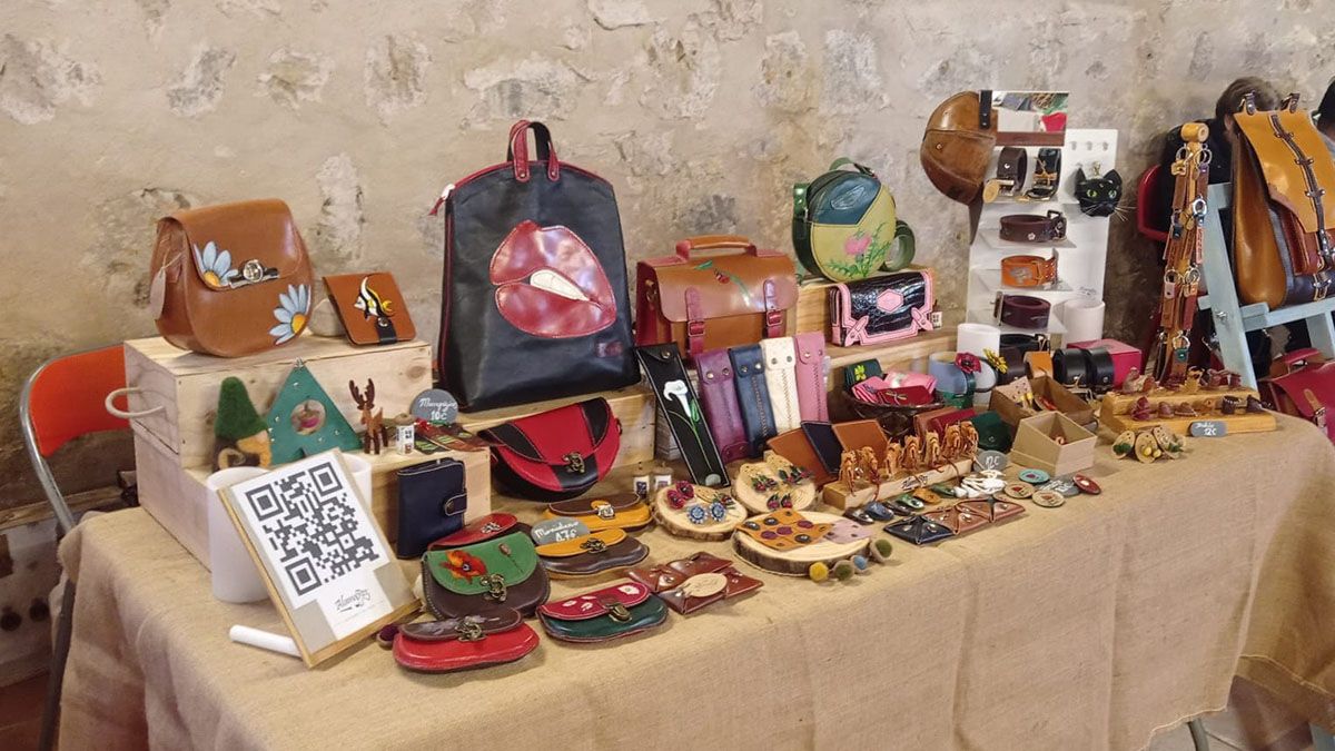 Complementos, bolsos y piezas trabajadas a mano que dan valor al pequeño comercio rural.