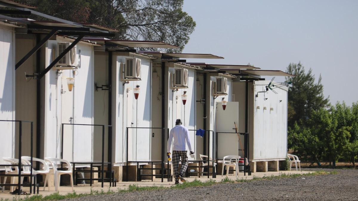 Un temporero en uno de los módulos que conforman el albergue de Seròs
