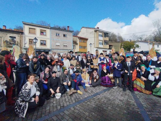 Así fue la visita de los Sidros y Comedies de Valdesoto a Biemenes