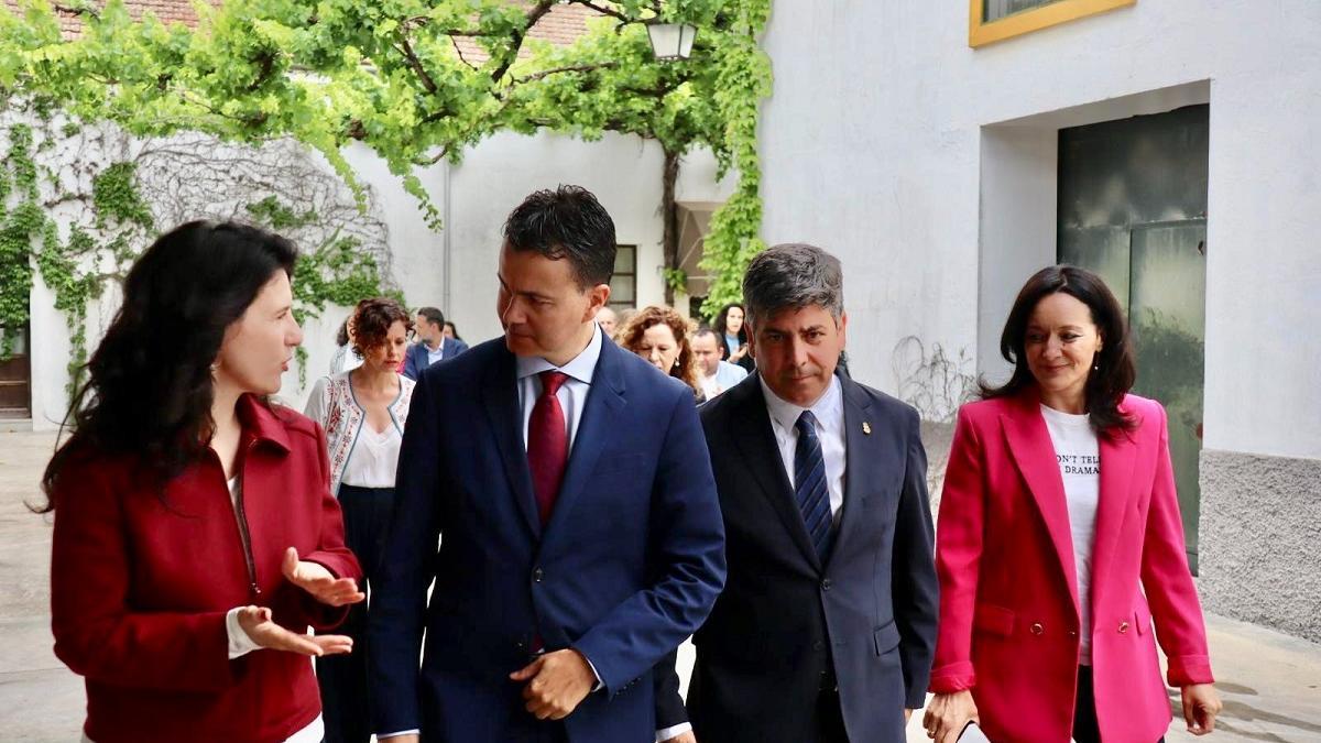 El ministro de Turismo atiende las explicaciones de una experta durante su visita a una bodega en Montilla, junto al alcalde y la secretaria provincial del PSOE.