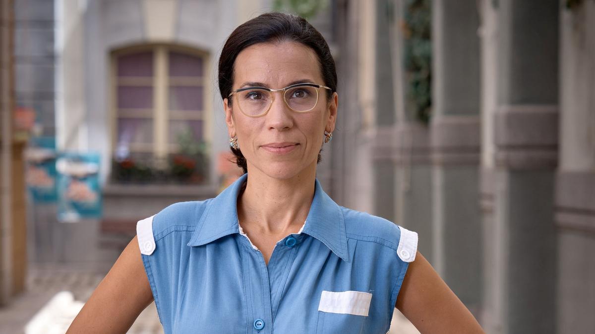 Itziar Miranda es Manolita Sanabria en la seri 'Amar es para siempre'.