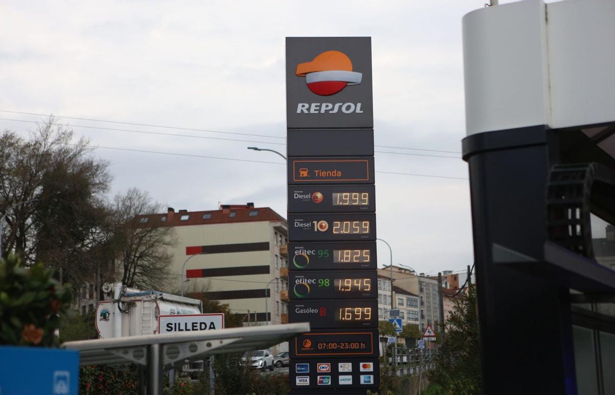 Una estación de servicio de Repsol en Silleda.  | BERNABÉ/ AMANDA CASTRO