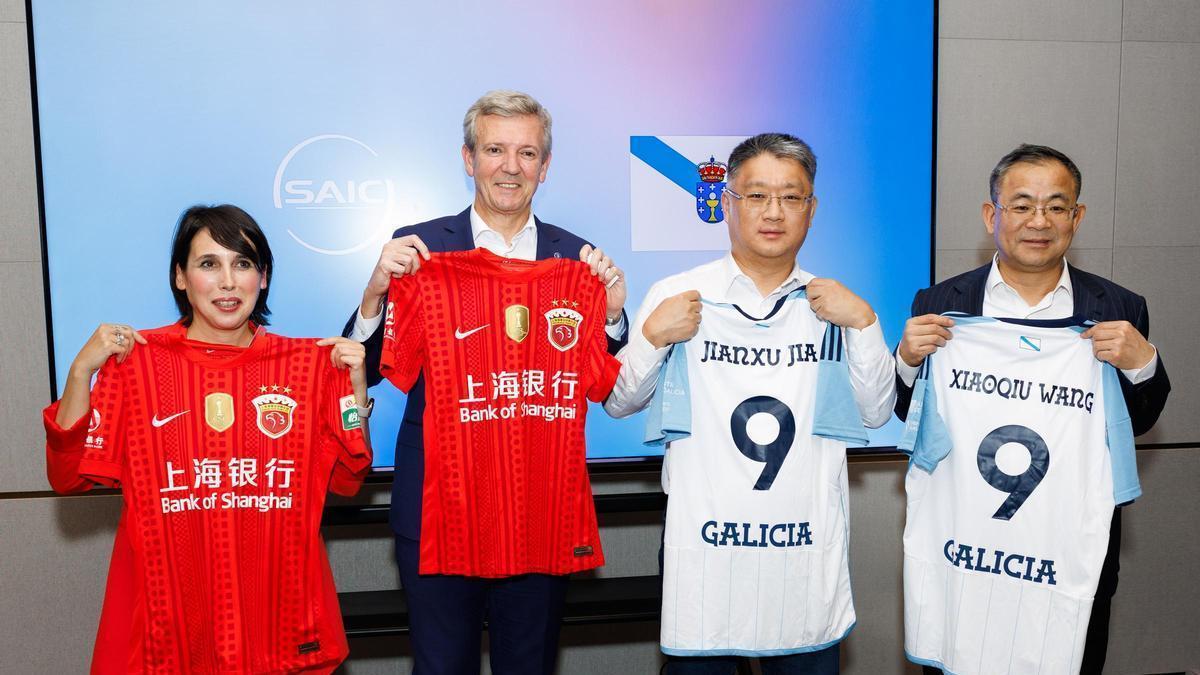 Lorenzana y Rueda con el presidente de SAIC, Wang Xiaoqiu, y el directivo Jianxu Jia