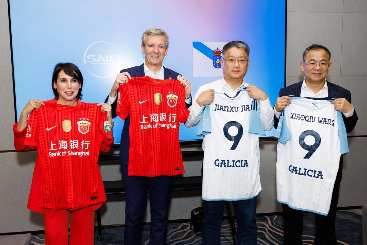 Lorenzana y Rueda con el presidente de SAIC, Wang Xiaoqiu, y el directivo Jianxu Jia