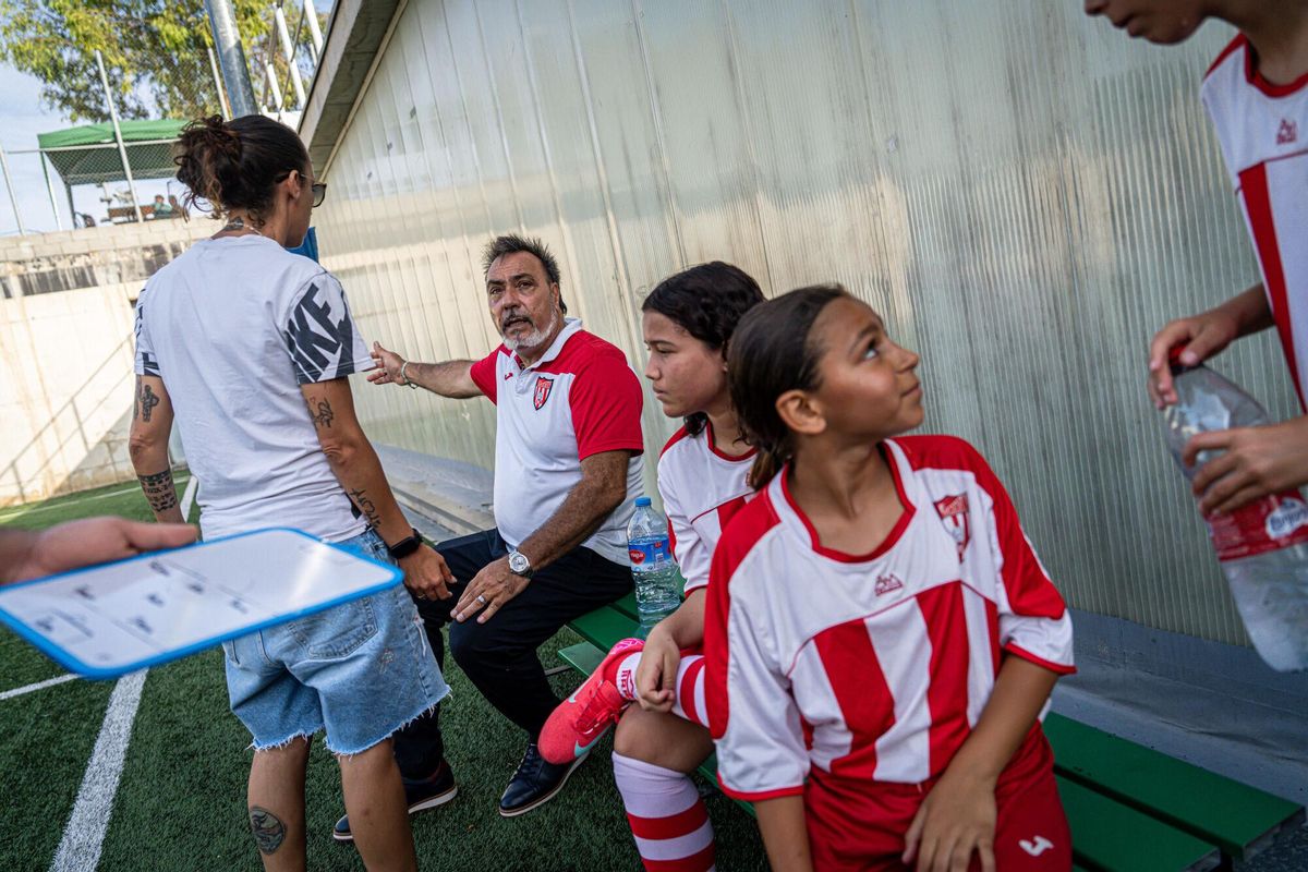 Las niñas gitanas lideran el cambio del fútbol femenino en La Mina