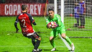 Adri López, portero del Granada, en el partido de Copa ante el Arosa