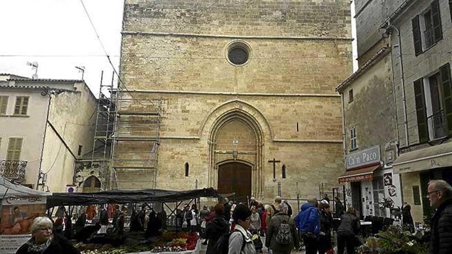 La fachada de la iglesia de Santa Maria ha sido restaurada.