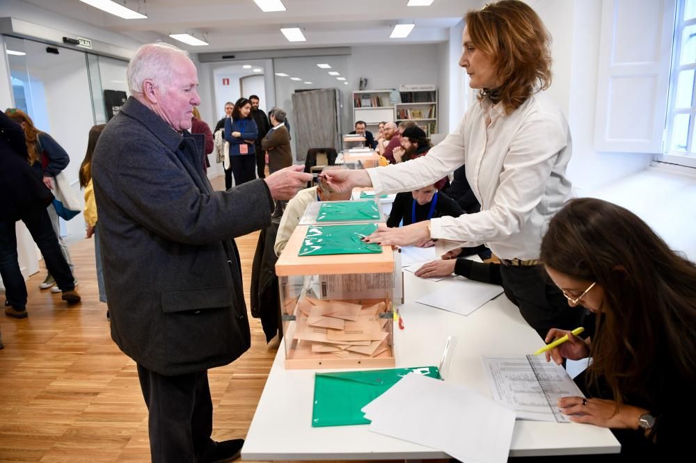 Más de 2,2 millones de gallegos están llamados hoy a las urnas para definir el futuro Gobierno de España. La jornada ha transcurrido con normalidad.