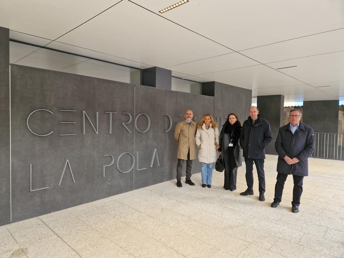 Las autoridades sanitarias duante la visita al nuevo centro de salud de Pola de Lena