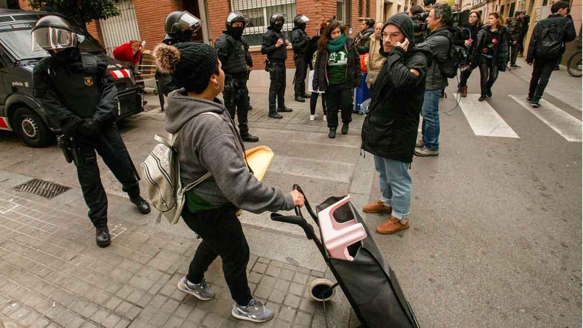 Los Mossos desalojan 'El Armadillo', un bloque ocupado en Gràcia