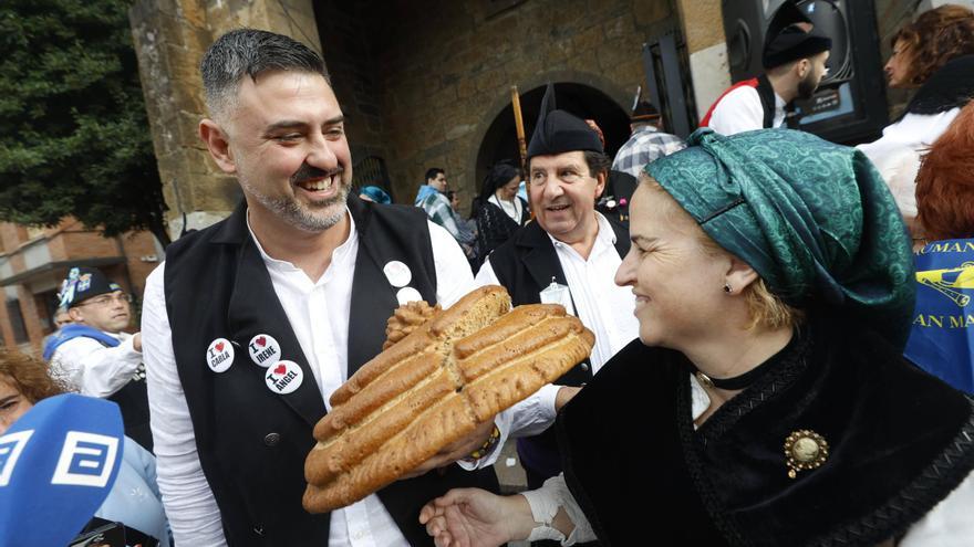 "El Ángel de Javi", la despedida de soltera de Telva y una "roscona" de más de mil euros: la (multitudinaria) fiesta de los Humanitarios en Aller