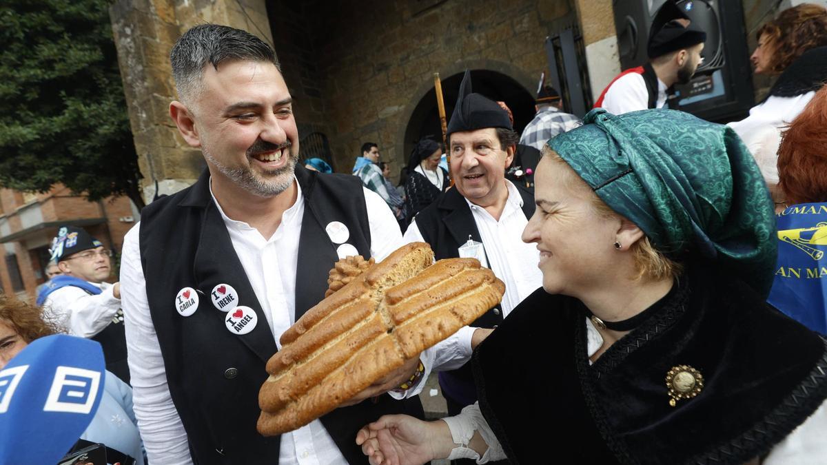 Una década ganando la puya’l ramu en la fiesta de  San Martín de los Humanitarios De Moreda: la allerana Loli García se lleva la rosca por 1.210 euros