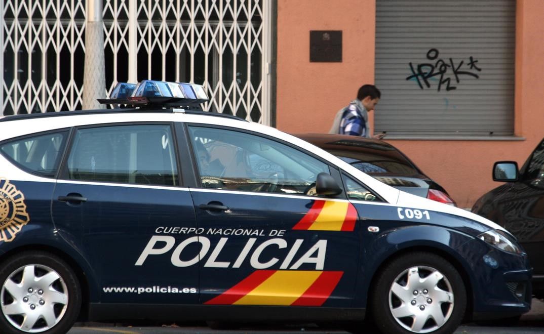 Barcelona 20 01 2012 Cronica a pie de calle inmigrantes  Un coche de la Policia Nacional ante el Consulado de Marruecos  Foto Edwin Winkels