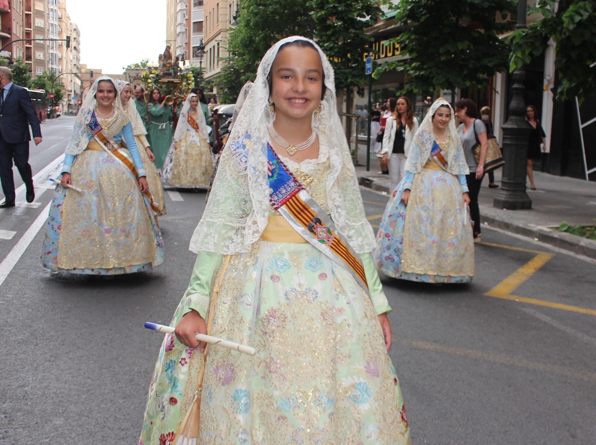 La calle San Vicente acoge la procesión "dels Xiquets" con tres generaciones falleras