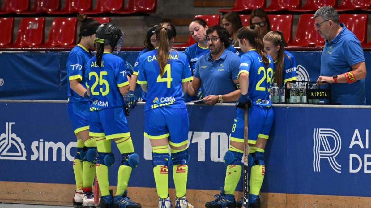 L'entrenador Carles Piernas amb les seves jugadores, durant un temps mort