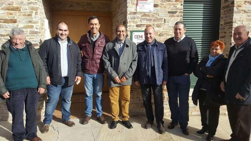 Martínez Maíllo, en el centro, junto al resto de autoridades a la puerta del comedor de Bercianos.