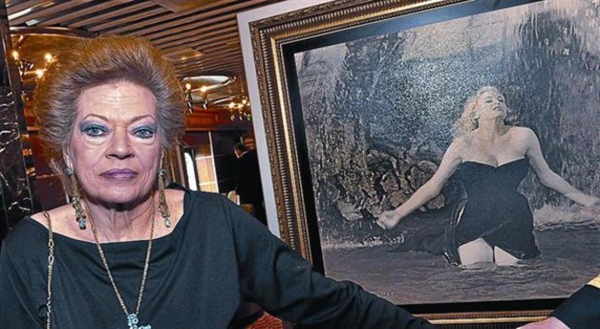 Anita Ekberg, l’any passat, al costat d’una foto del seu bany a la Fontana di Trevi al film ’La dolce vita’.