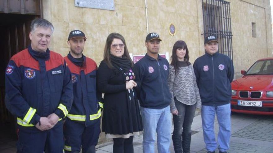 A la derecha, los dos panameños acompañados del personal del centro y de la teniente de alcalde.