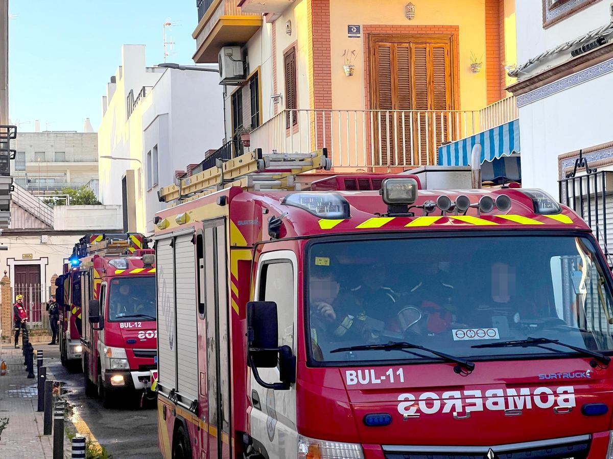 Imagen de los bomberos en la calle Juan de Oñate.