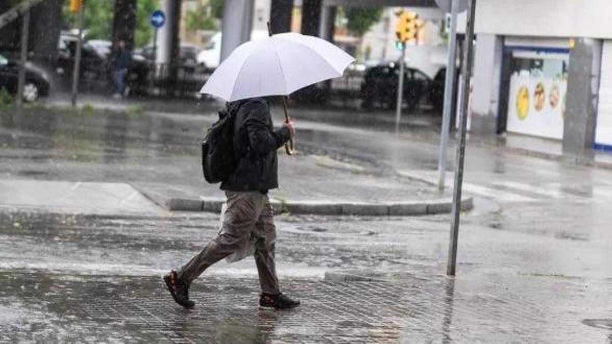 Una persona sota la pluja a Barcelona