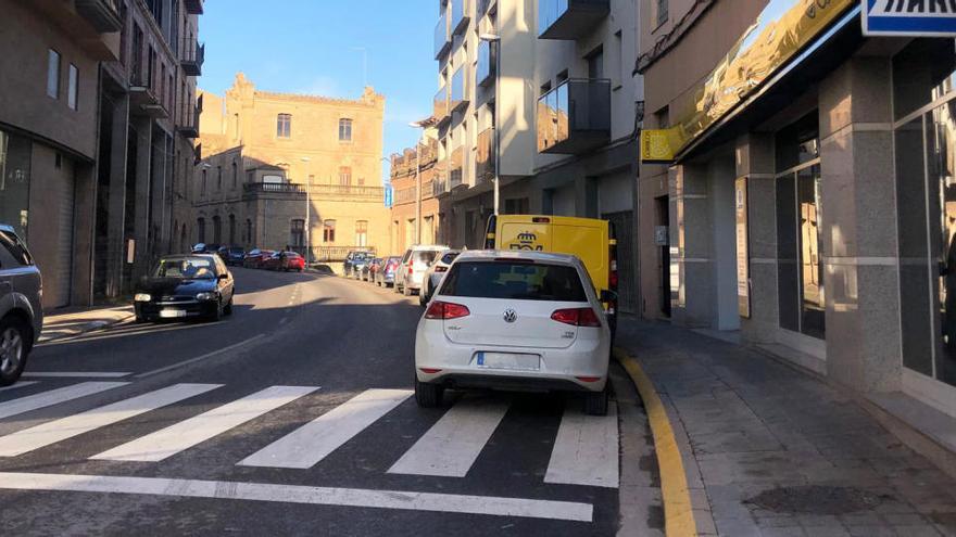 Cotxes aparcats a la carretera de Bassella