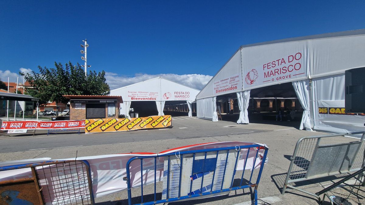 El bar O Moscón y dos de las carpas del Marisco.