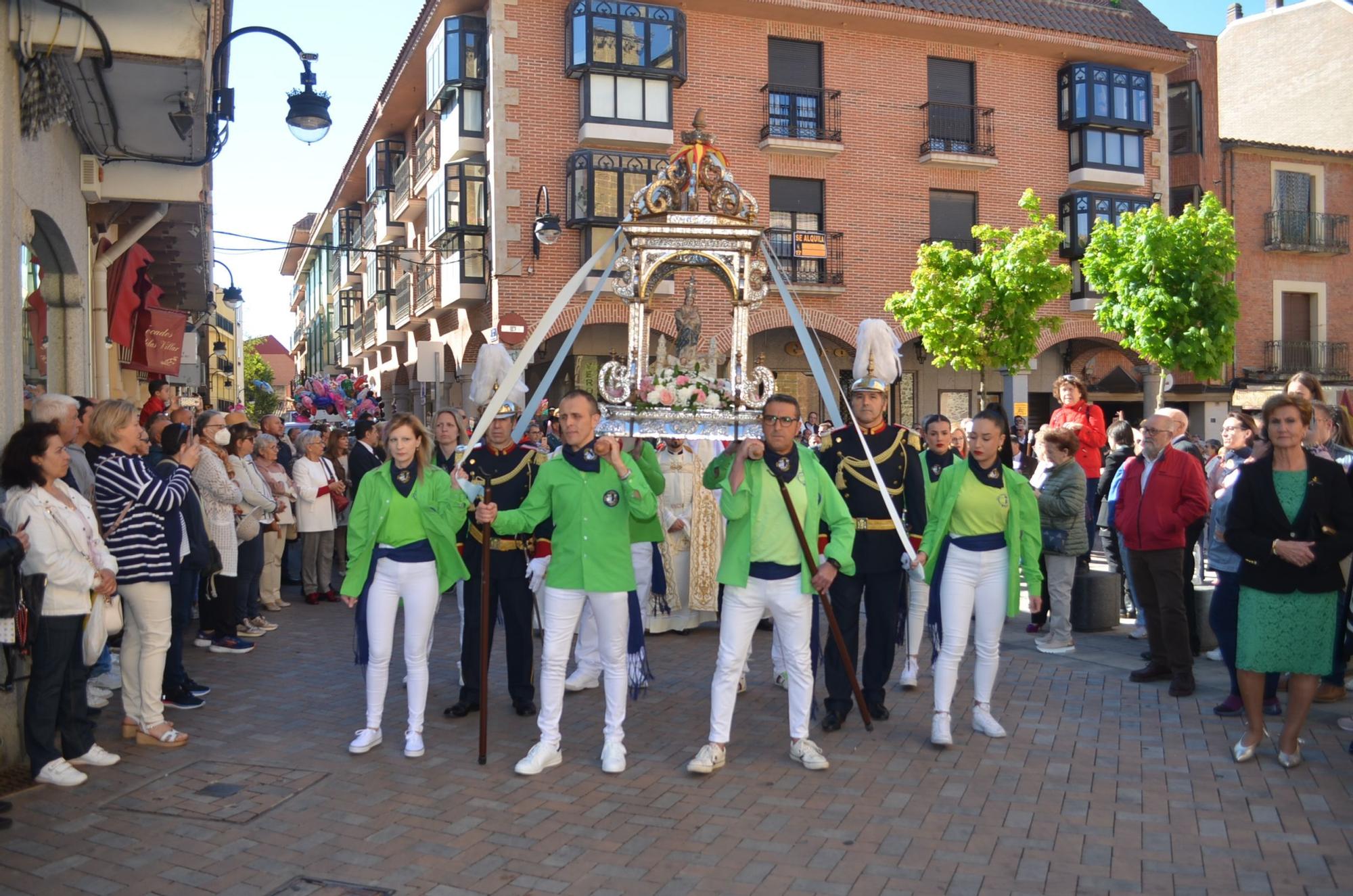 Fiestas de la Veguilla en Benavente: La patrona procesiona blindada por las doce peñas oficiales