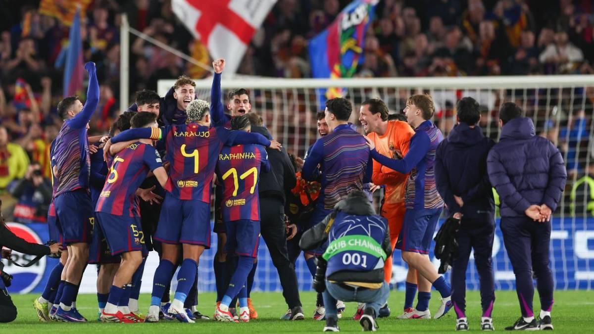 Flick, durante el círculo con sus jugadores en el Spotify Camp Nou