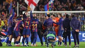 Flick, durante el círculo con sus jugadores en el Spotify Camp Nou