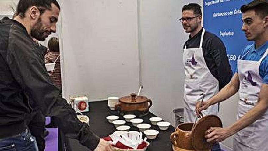 Un joven en una degustación de Azehos.