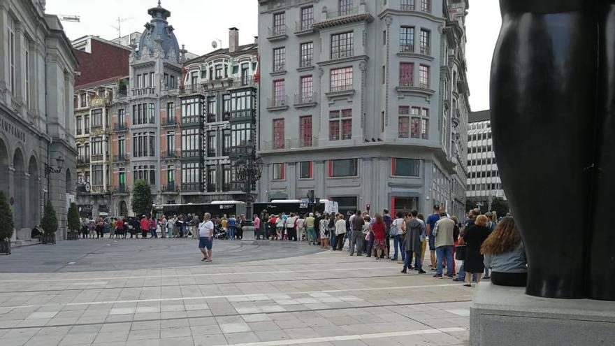 Largas colas para ver en primera fila el  Día de América en Asturias