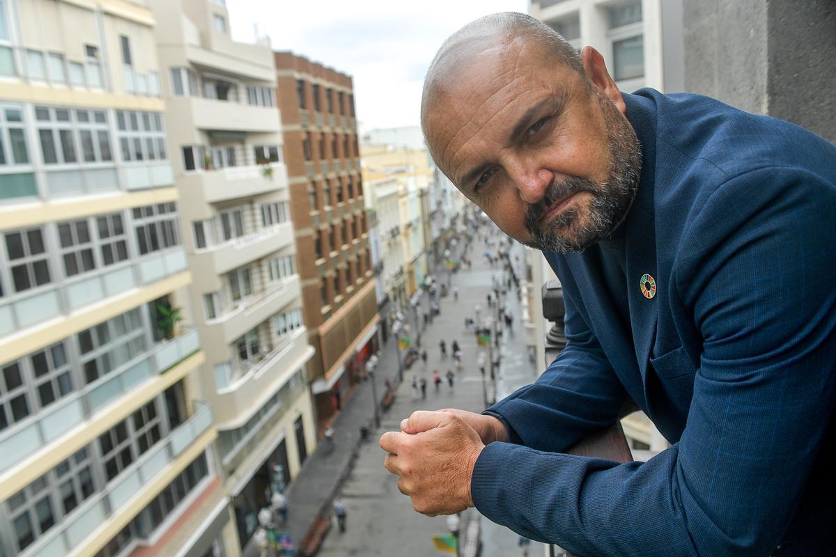 El consejero de Turismo en un balcón hacia la calle Triana.