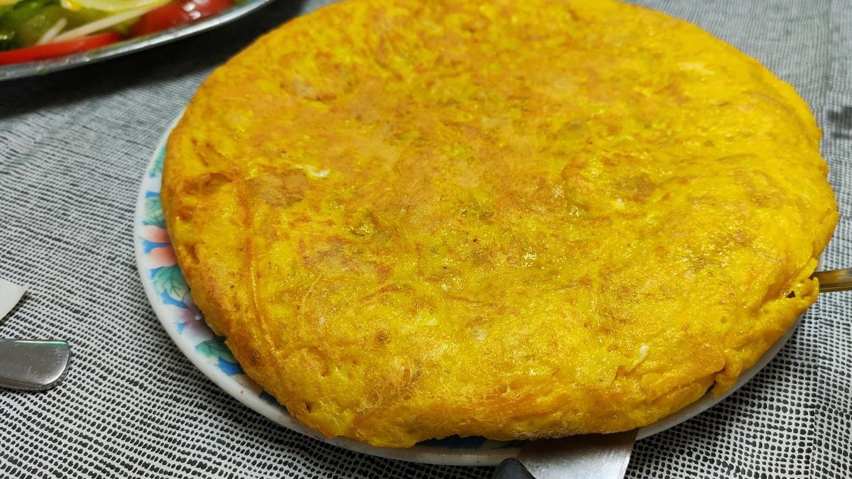 La tortilla sin abrir del Bar O Pemento, en Rois, Galicia.