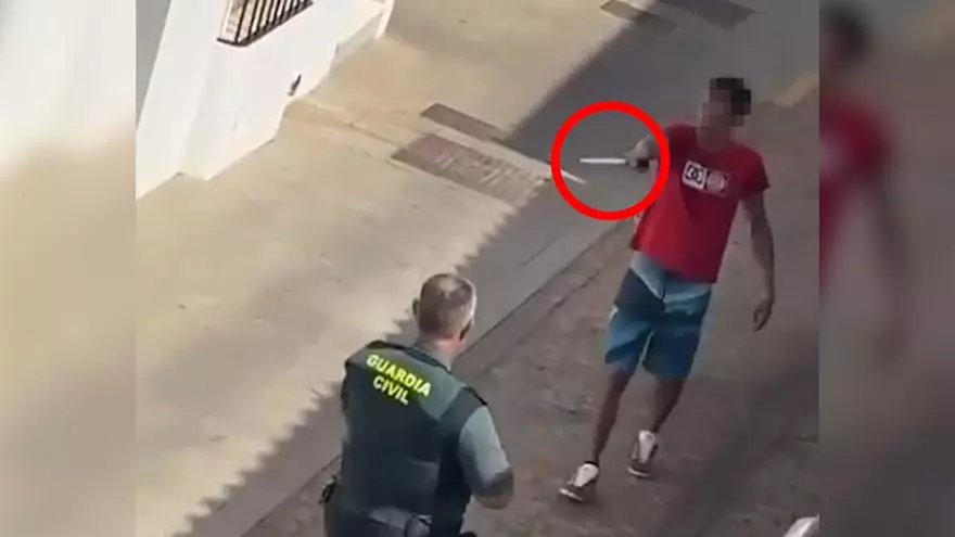 Un hombre se atrinchera armado en casa de sus padres y amenaza con decapitarlos