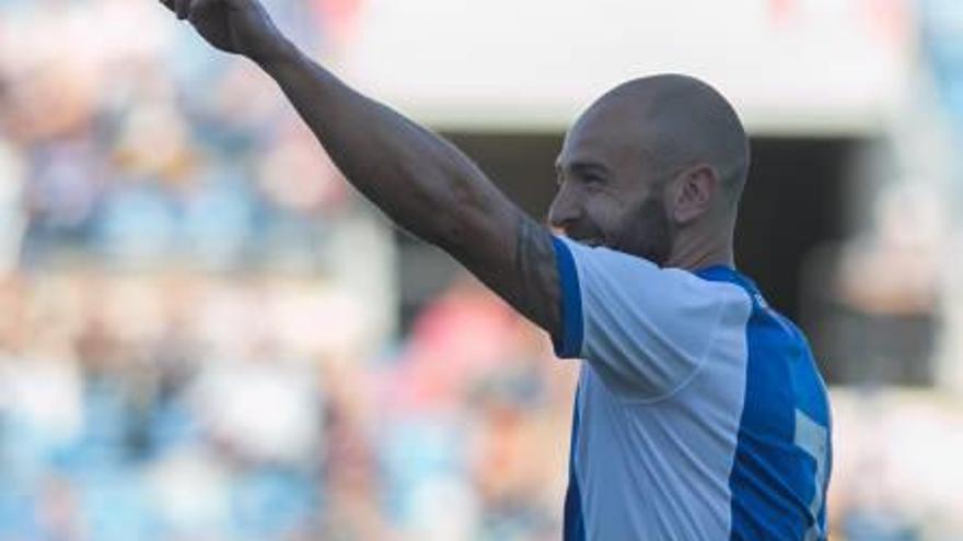 Chechu Flores celebra uno de los dos goles que consiguió el pasado domingo contra el filial del Espanyol en el Rico Pérez.