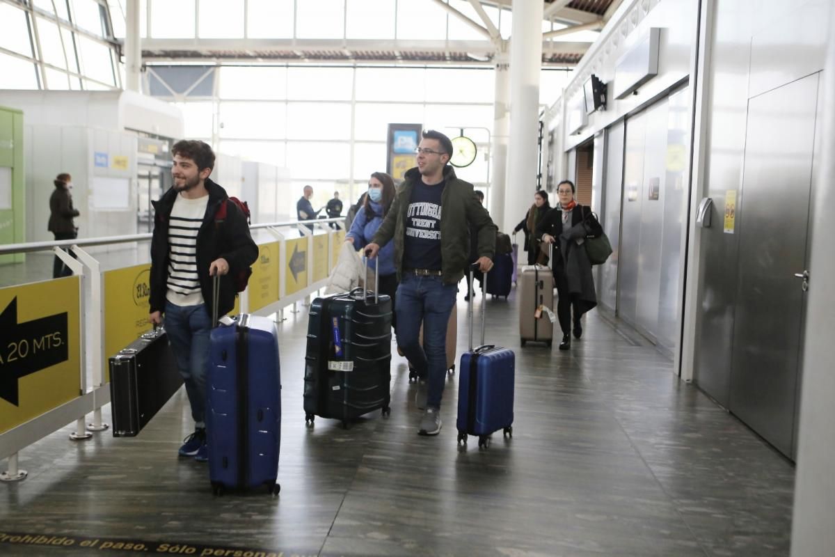 Los viajeros de Londres llegan al aeropuerto de Zaragoza