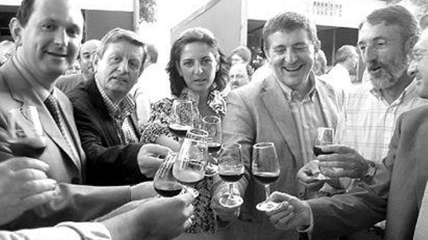 El presidente de la Diputación, Rafael Louzán, brinda con los alcaldes de Tui, Tomiño, O Rosal y A Guarda, durante la inauguración de la feria el viernes por la noche. / E.G.