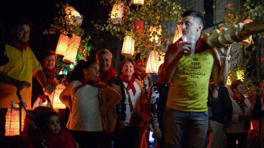 Faroles de papel ponen luz a la noche de Celanova durante la procesión de A Ramallosa.