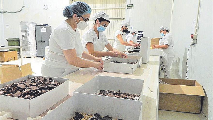 Trabajadoras de Galleros Artesanos.