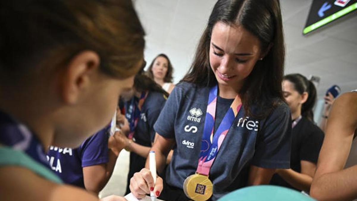 Bergua, firmando un autógrafo en su llegada a España