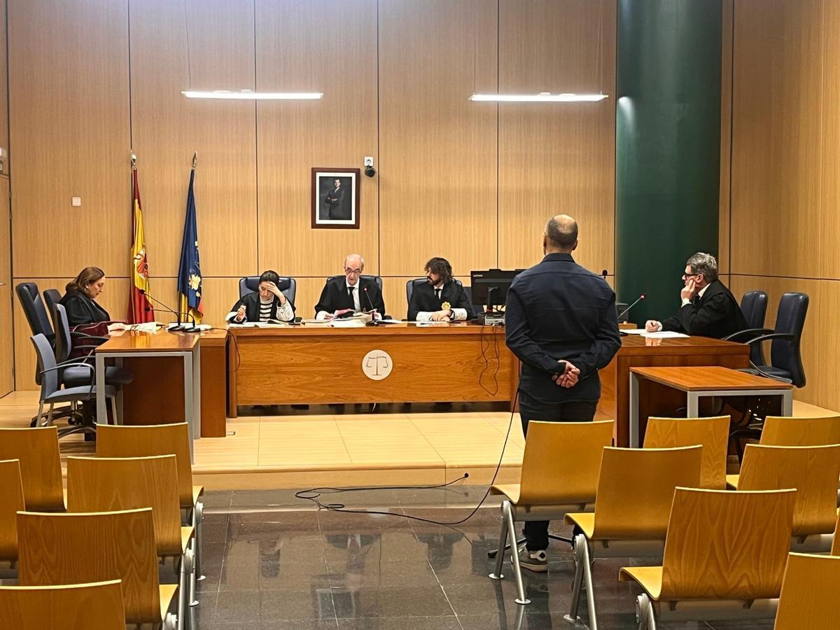El policía nacional de Torrent condenado por estafar a su seguro, durante el juicio celebrado este martes en València.