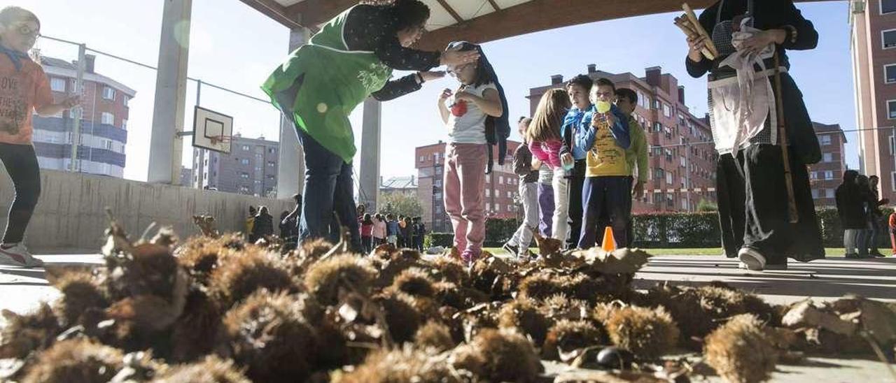 La gueta de las castañas, el pasado jueves, en el patio del colegio público Poeta Ángel González de La Corredoria.