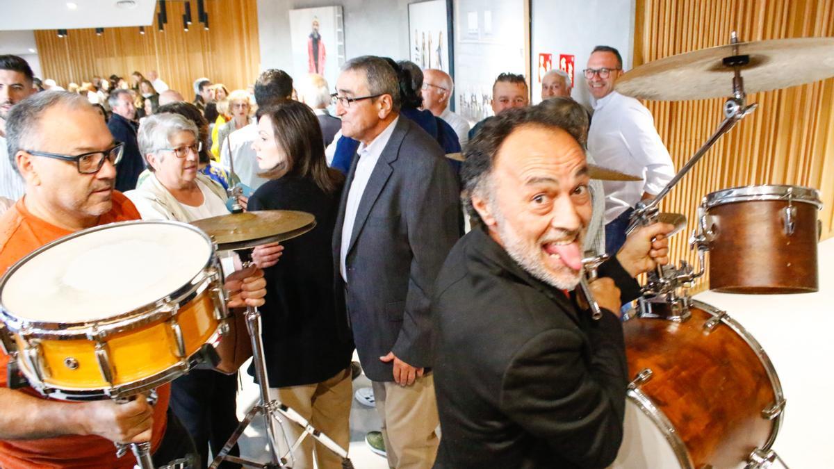 Uno de los grupos participantes en la fiesta de apertura del gran auditorio meco