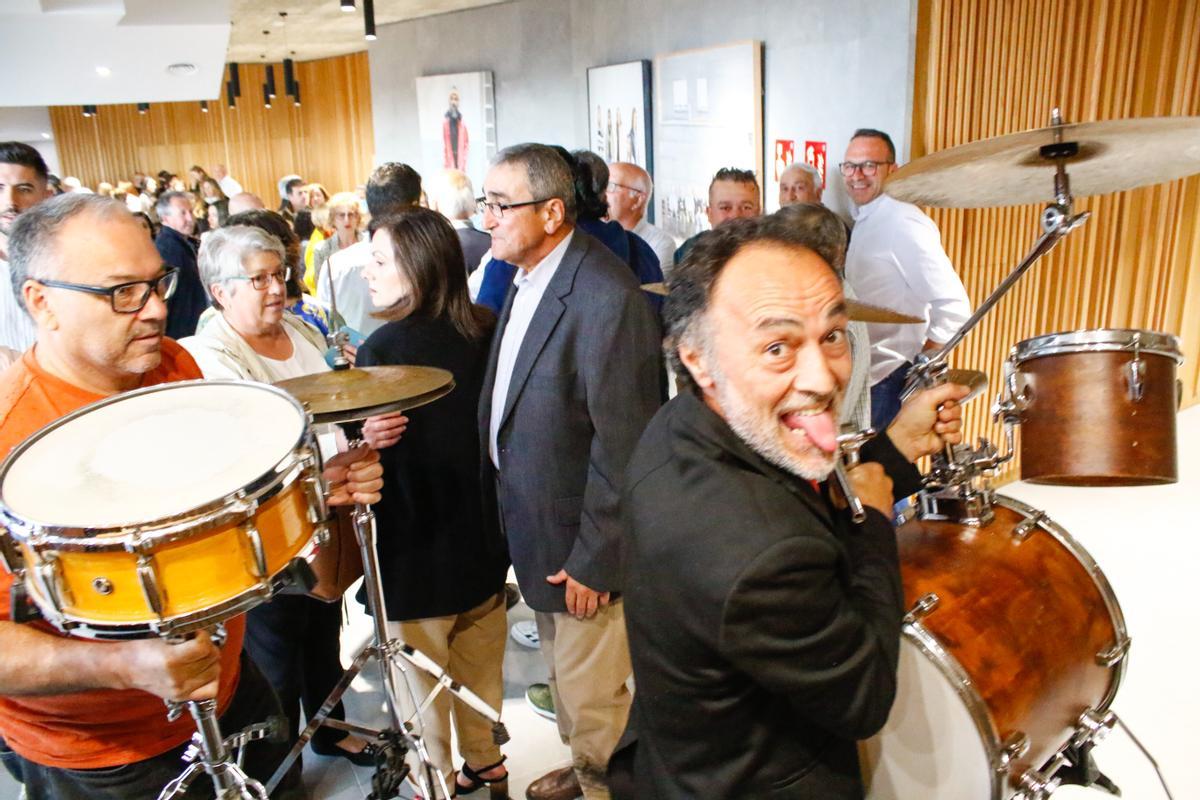 Uno de los grupos participantes en la fiesta de apertura del gran auditorio meco