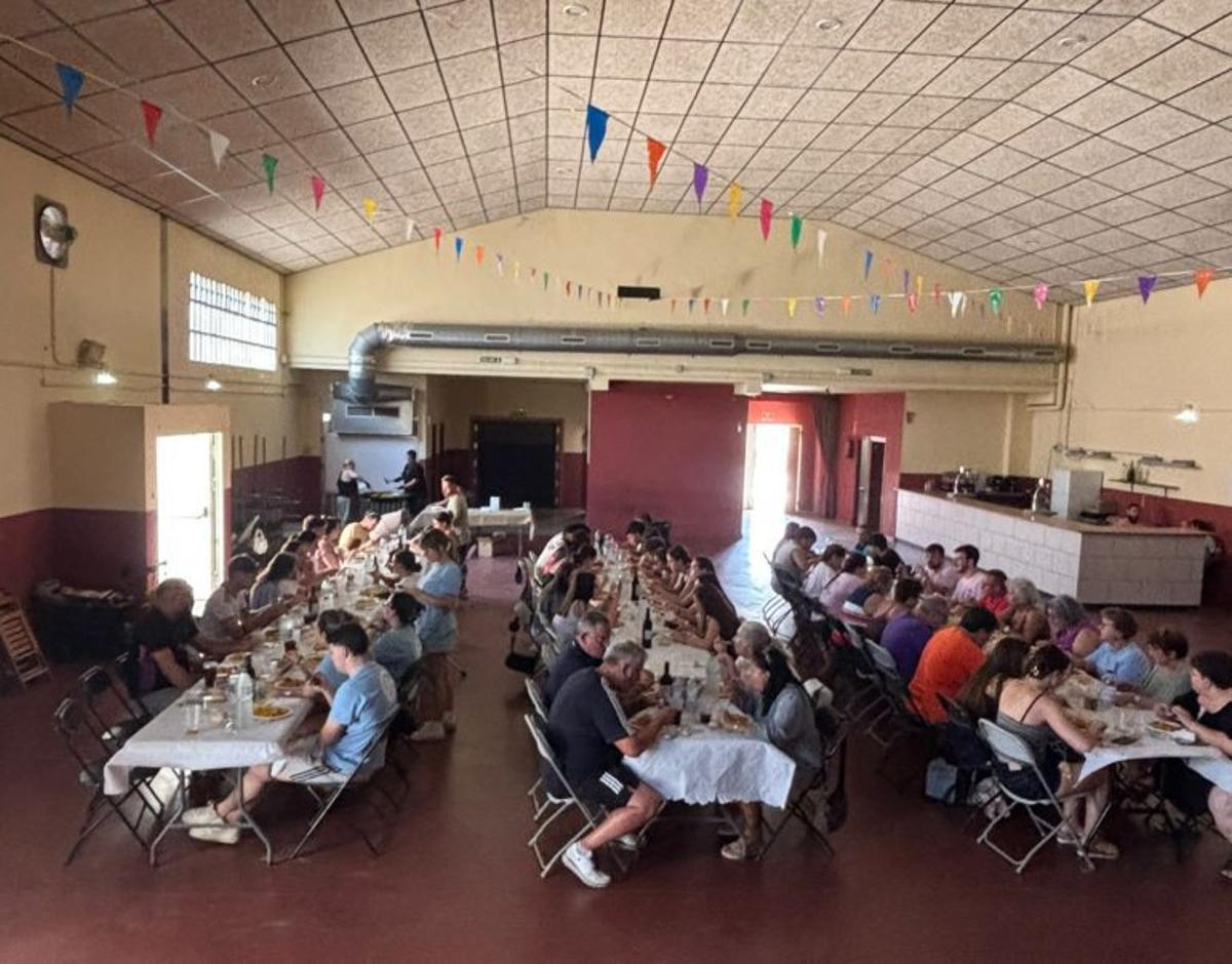 Los vecinos celebraron una comida popular en el pabellón. | SERVICIO ESPECIAL